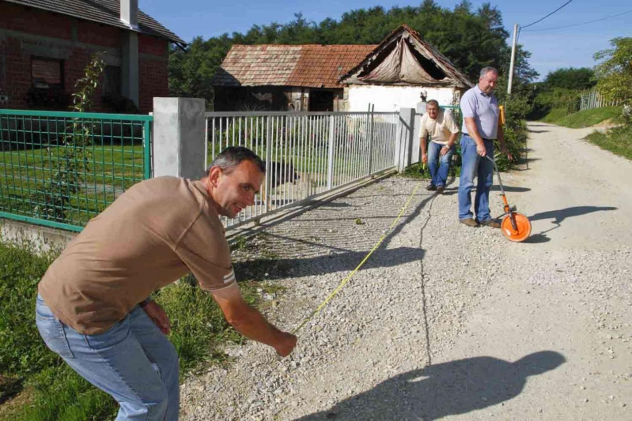 'Var \\u0096 13. 10. 2010., Margecan \\u0096 Djelatnici Varkoma mjere trase vodovoda za izradu katastra vodovodne mreze  PHOTO:  Ljiljana Risek'