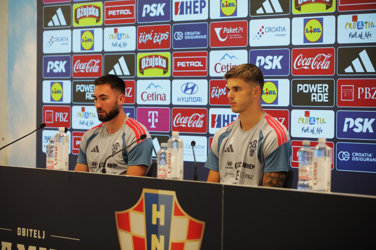 Rijeka: Nogometaši Luka Vušković i Dion Drena Beljo na konferenciji za novinare