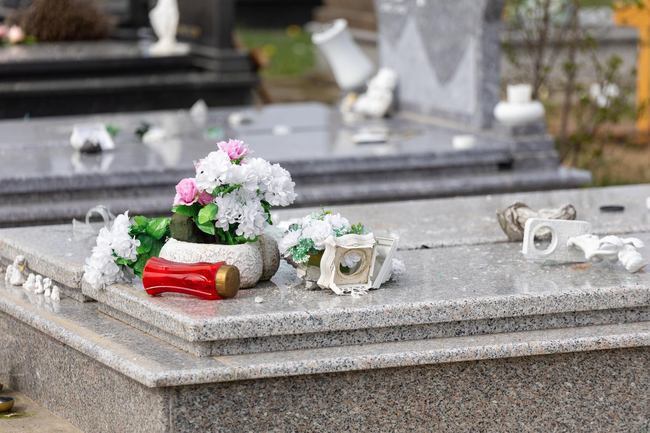 Erdut: Vandali uništili grobove na katoličkom groblju