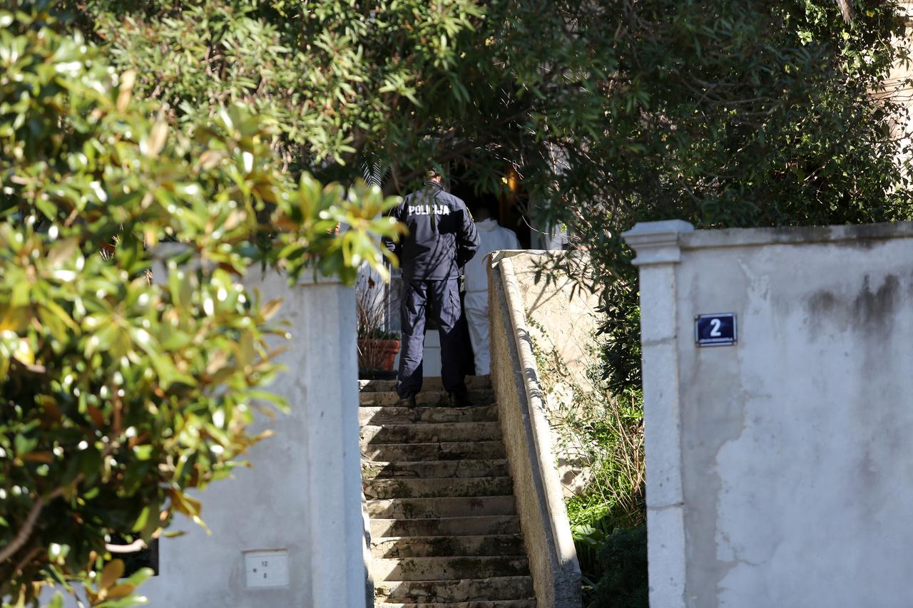 Mali Lošinj: Policijski očevid u kući gdje je ubijena ženska osoba