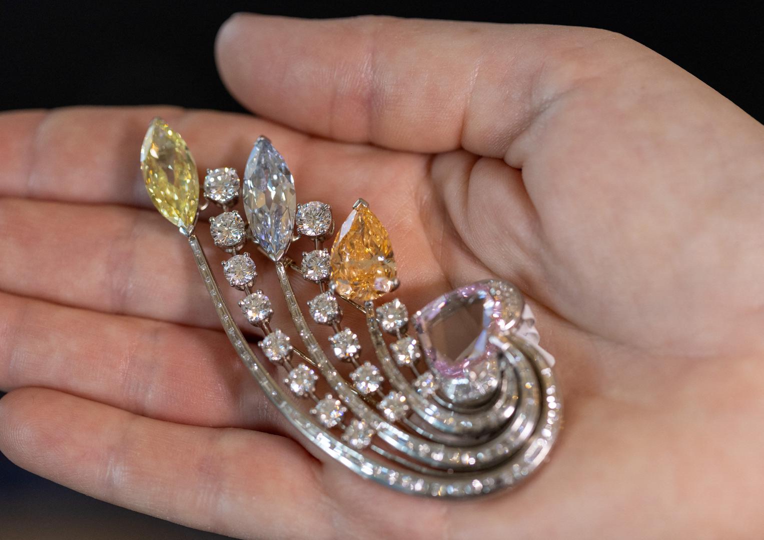 The Comet brooch by Bulgari is seen during a preview of the 700-piece jewellery collection of the late Austrian billionaire Heidi Horten at Christie’s before the auction sale in Geneva, Switzerland, May 8, 2023.  REUTERS/Denis Balibouse Photo: DENIS BALIBOUSE/REUTERS