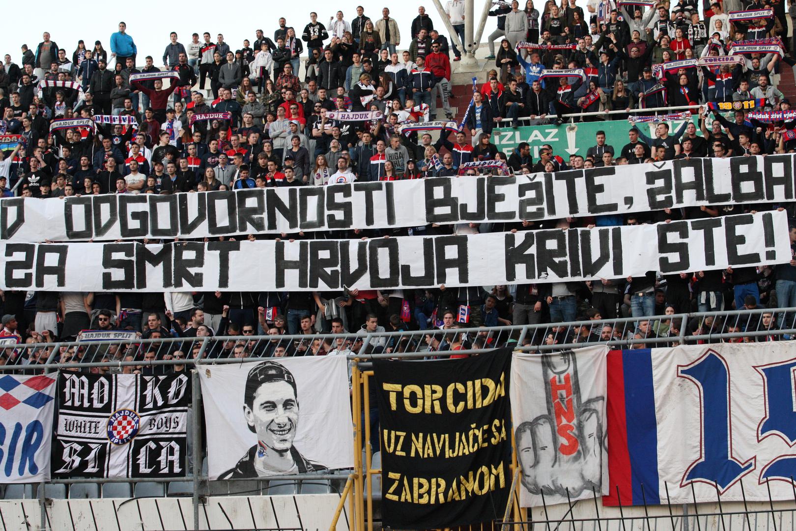 "Od odgovornosti bježite, žalbama se tješite, za smrt Hrvoja krivi ste", poručili su navijači Hajduka velikim transparentom