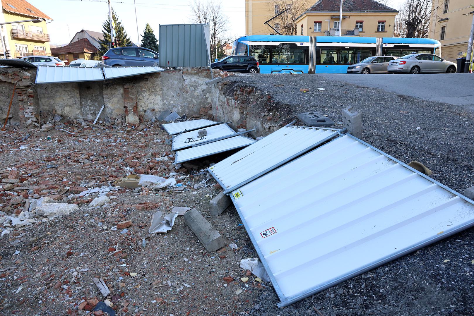 Najčešće stradaju zaštitne ograde, poput ove oko gradilišta u Črnomercu.