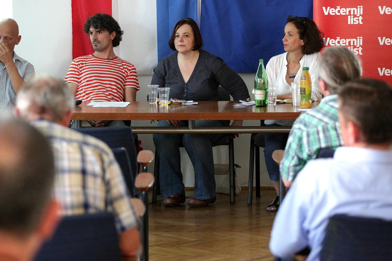 08.07..2015., Zagreb - U Mjesnom odboru Pescenica odrzano javno izlaganje o prijedlogu potencijalnih gradskih lokacija za revitalizaciju.Photo: Zarko Basic/PIXSELL