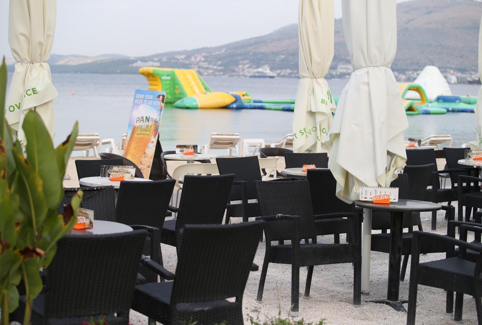 24.08.2020., Ciovo - Plaza u Okrugu Gornjem prije samo nekoliko dana bila je puna turista. Photo: Ivo Cagalj/PIXSELL