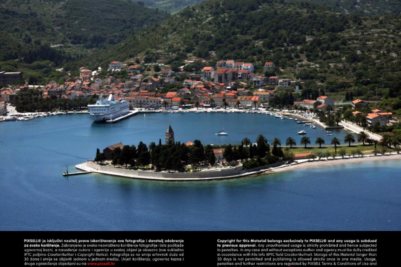 '19.05.2011.,Vis - Grad Vis se smatra najstarijim gradom u Hrvatskoj, nalazi se u velikom i prirodno zasticenom zaljevu (uvala Svetog Jurja)  Viska luka je smjestena u najvise uvucenom jugozapadnom di