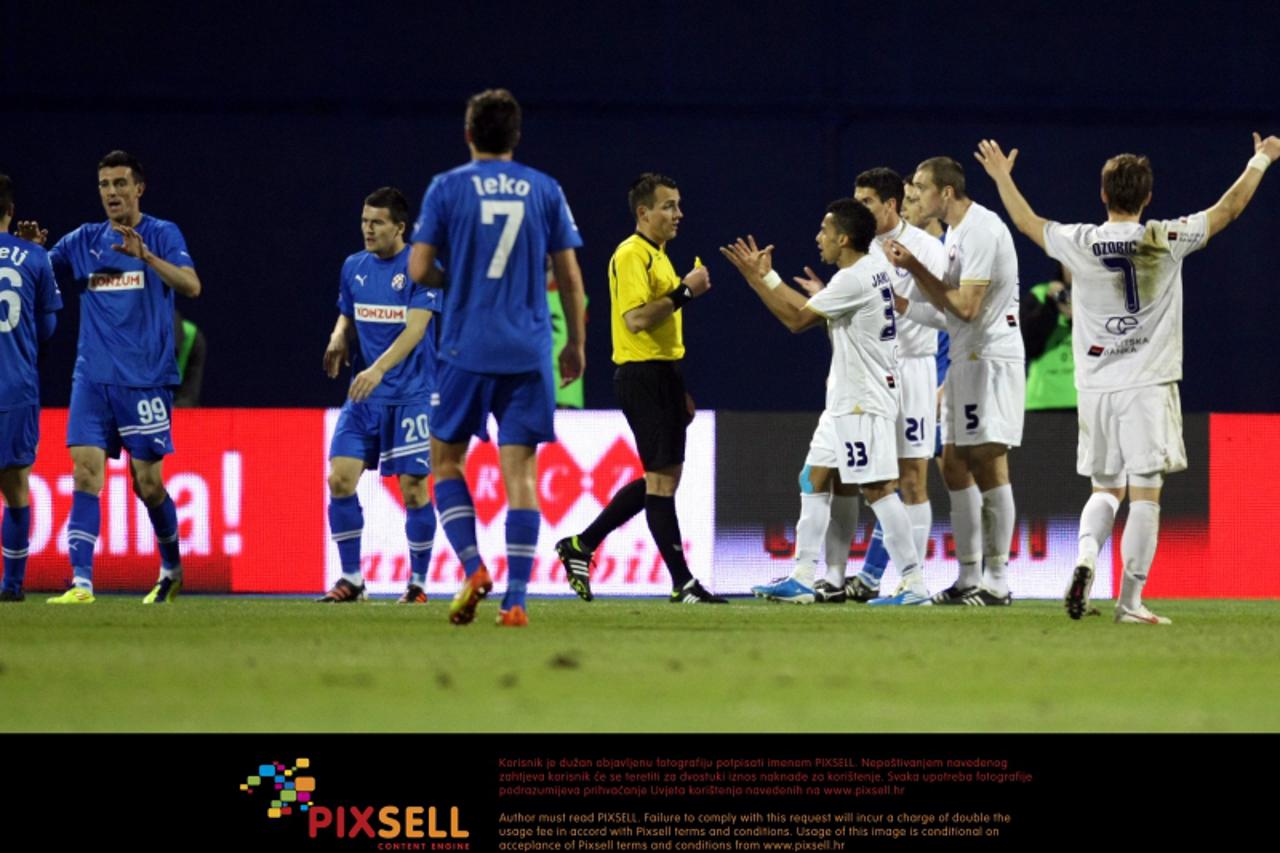 \'17.03.2012., Stadion Maksimir, Zagreb - 1. HNL, 22. kolo, GNK Dinamo - HNK Hajduk. Ivan Krstanovic, sudac Ivan Bebek, James Dens Maia Da Silva. Photo: Sanjin Strukic/PIXSELL\'