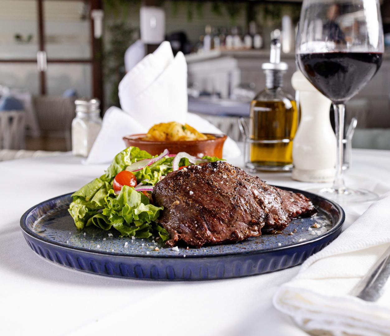 Iznutrice (osobito jetra): Iznutrice ne sadrže kolagen kao koža ili kosti, ali su bogate nutrijentima koji podržavaju opće zdravlje tkiva. Jetra je poznata po visokom udjelu željeza, vitamina A i B vitamina, koji sudjeluju u brojnim procesima obnove u tijelu. U tradicionalnoj kuhinji često se koristi upravo zato što 'diže' nutritivnu vrijednost obroka. 