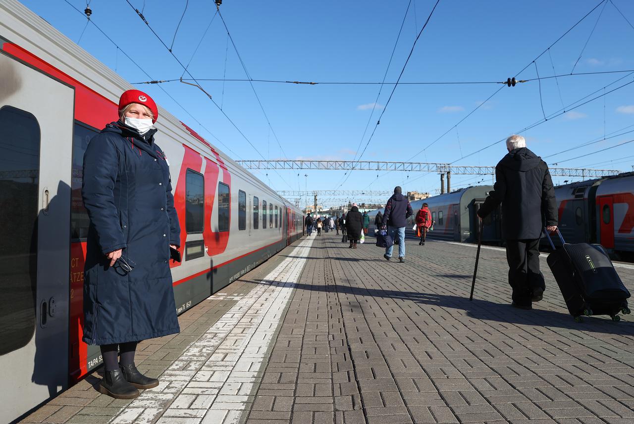 Rus oddiy askari uyatchan qizni poyezdda sikdi.