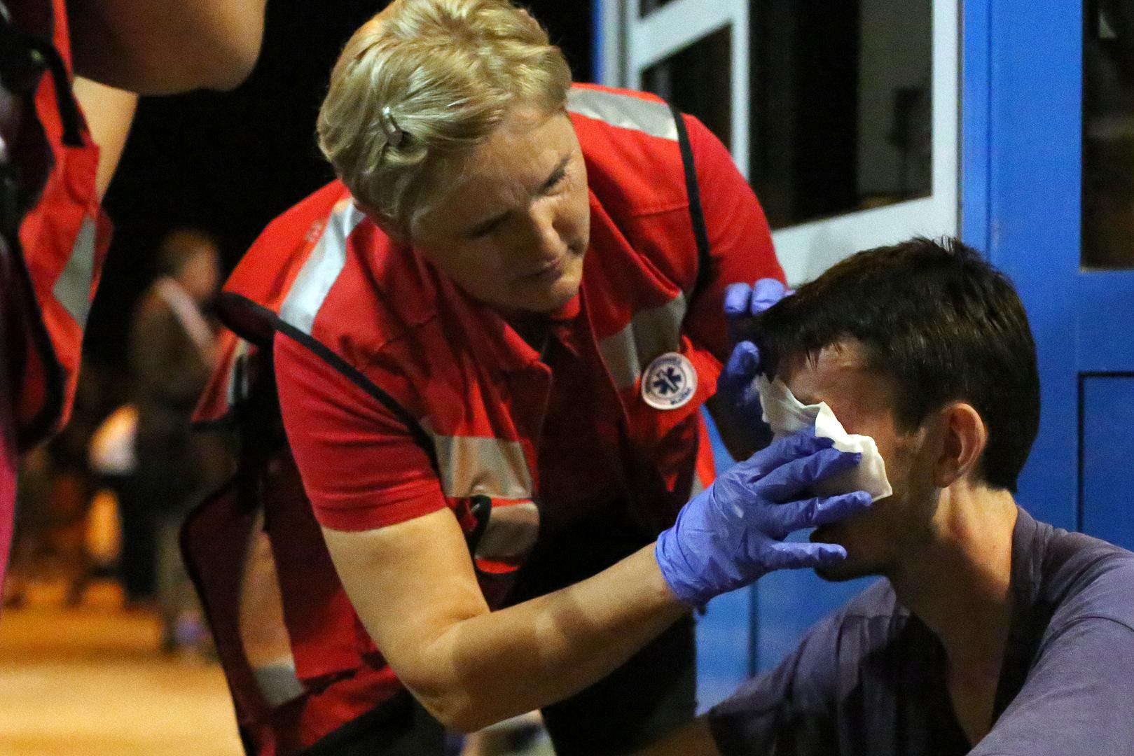 Granični prijelaz Harmica bio je zatvoren za sav promet, a imigranti su satima ostajali ležati na travi i asfaltu, čekajući odluku slovenskih vlasti, koje su u tom trenutku imale zadnju riječ o njihovom daljnjem putu.