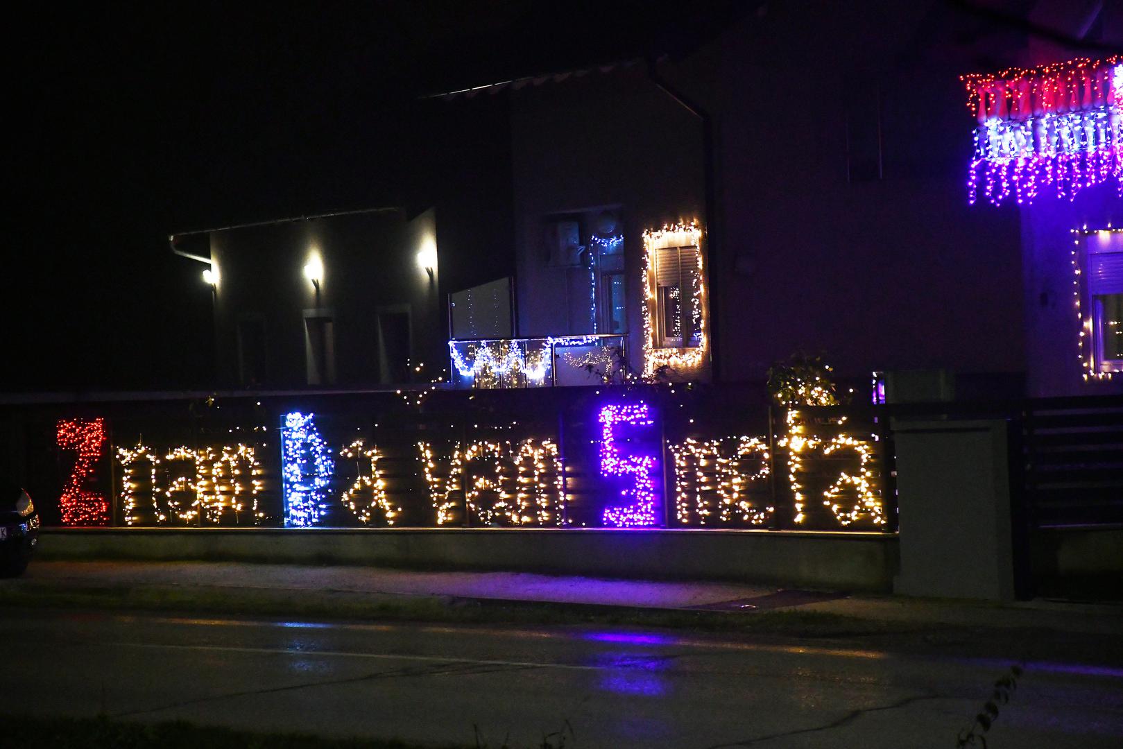 U naselju Podvinje u Slavonskom Brodu vlasnici jednog doma odlučili su blagdansko ukrašavanje podići na kontroverznu razinu