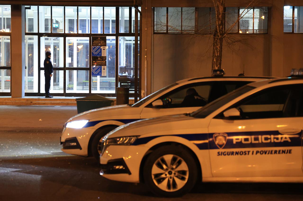 Dojava o bombi u zagrebačkoj 13. gimnaziji, policija u pregledu škole