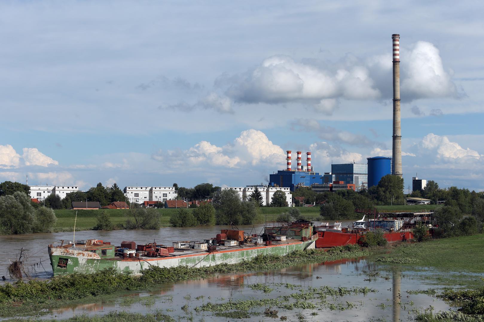... pa su tako mnogi Zagrepčani iskoristili ugodno vrijeme za šetnju po savskom nasipu promatrajući poplavljene livade koje je nabujala Sava napunila u noćnim satima.