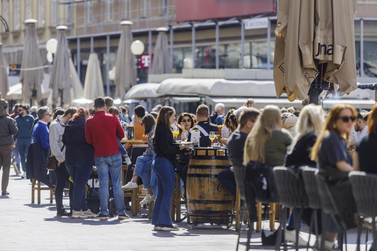 Zagrepčani uživaju u toplom i sunčanom vremenu 