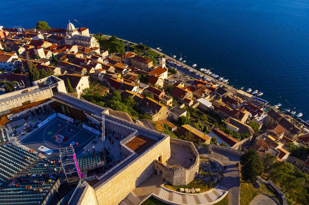 Pogled iz zraka na košarkaški teren na tvrđavi sv. Mihovila gdje se održava PRO 3x3 Tour Otvoreno prvenstvo Hrvatske