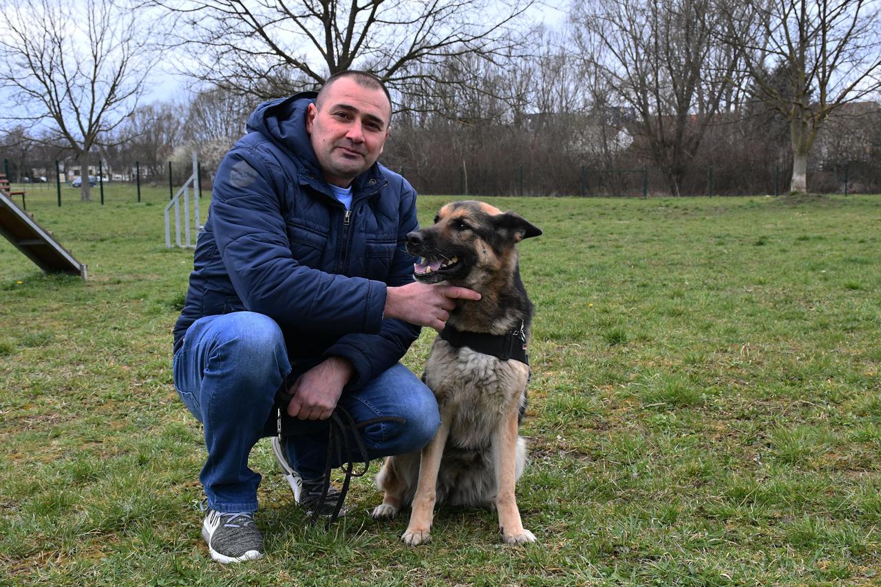 Slavonski Brod - Policijski službenik kriminalističke policije Vlatko Marić sa službenim policijskim psom