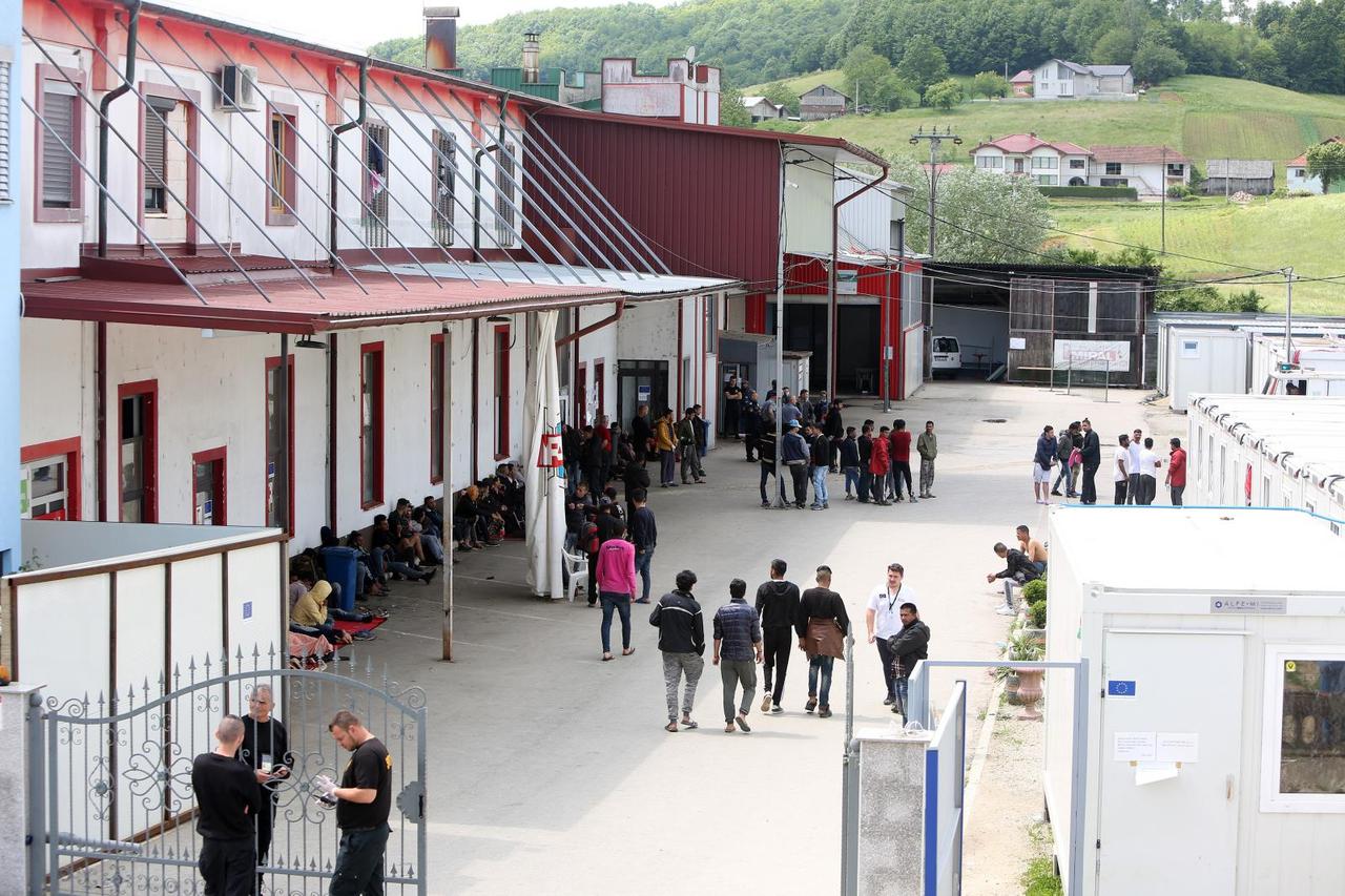 U prihvatilištu za migrante Miral u Velikoj Kladuši u jutarnjim satima izbio požar