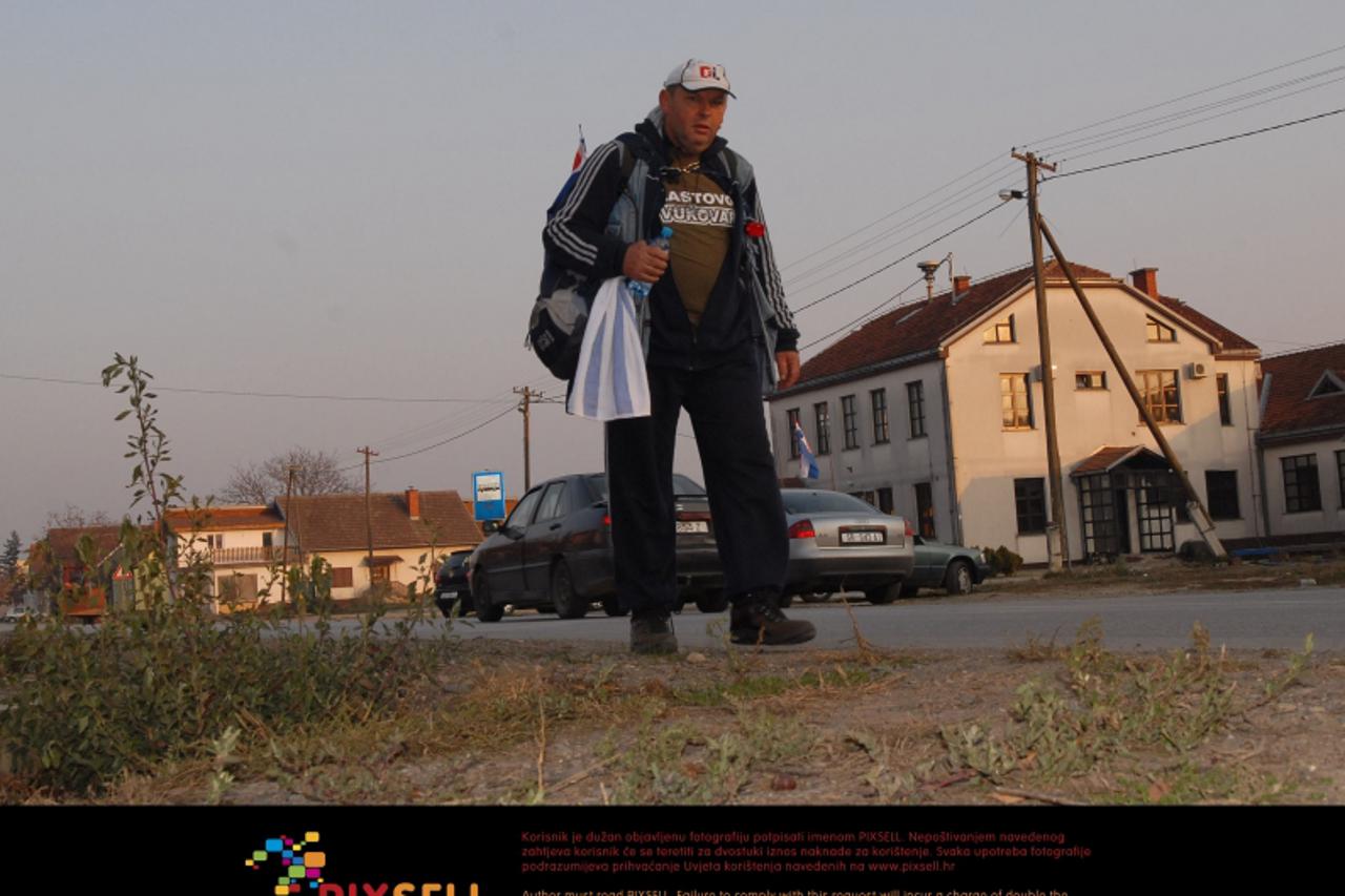 '15.11.2011., Slavonski Brod - U znak sjecanja na 20 godisnjicu tragedije i pada Vukovara koju je i sam kao zarobljenik prozivio, Ivica Zivkovic poznat kao Solja-Sokac sa Lastova, uputio se na pjesace