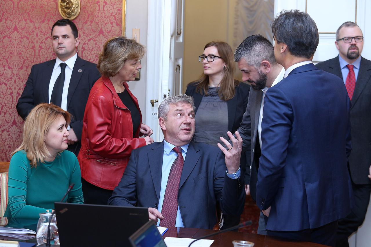 14.01.2016., Zagreb - Vlada premijera Zorana Milanovica odrzala je danas svoju 272. posljednju sjednicu i usvojila izvjesce o radu u proteklom mandatu koje ima ukupno 2259 stranica. Milanka Opacic,  Ranko Ostojic.  Photo: Patrik Macek/PIXSELL