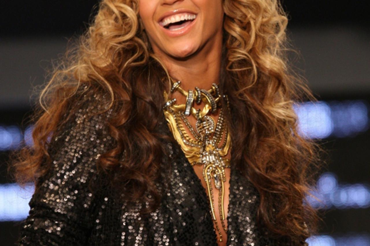 'WORLD RIGHTS The House of Dereon show at London Fashion Week in  London, UK. 17/09/2011 Pictured: Tina Knowles and Beyonce  BYLINE BIGPICTURESPHOTO.COM:  REF:1648  USAGE OF THIS IMAGE OR COPY WRITTEN