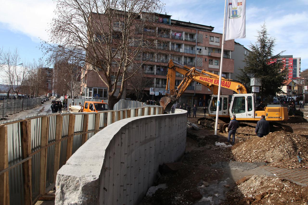Buldožerima srušili zid u Kosovskoj Mitrovici