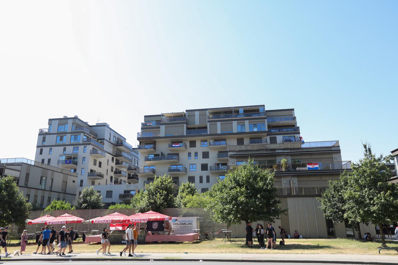 Zagreb: Izvješene zastave na zgradi Bundek centra