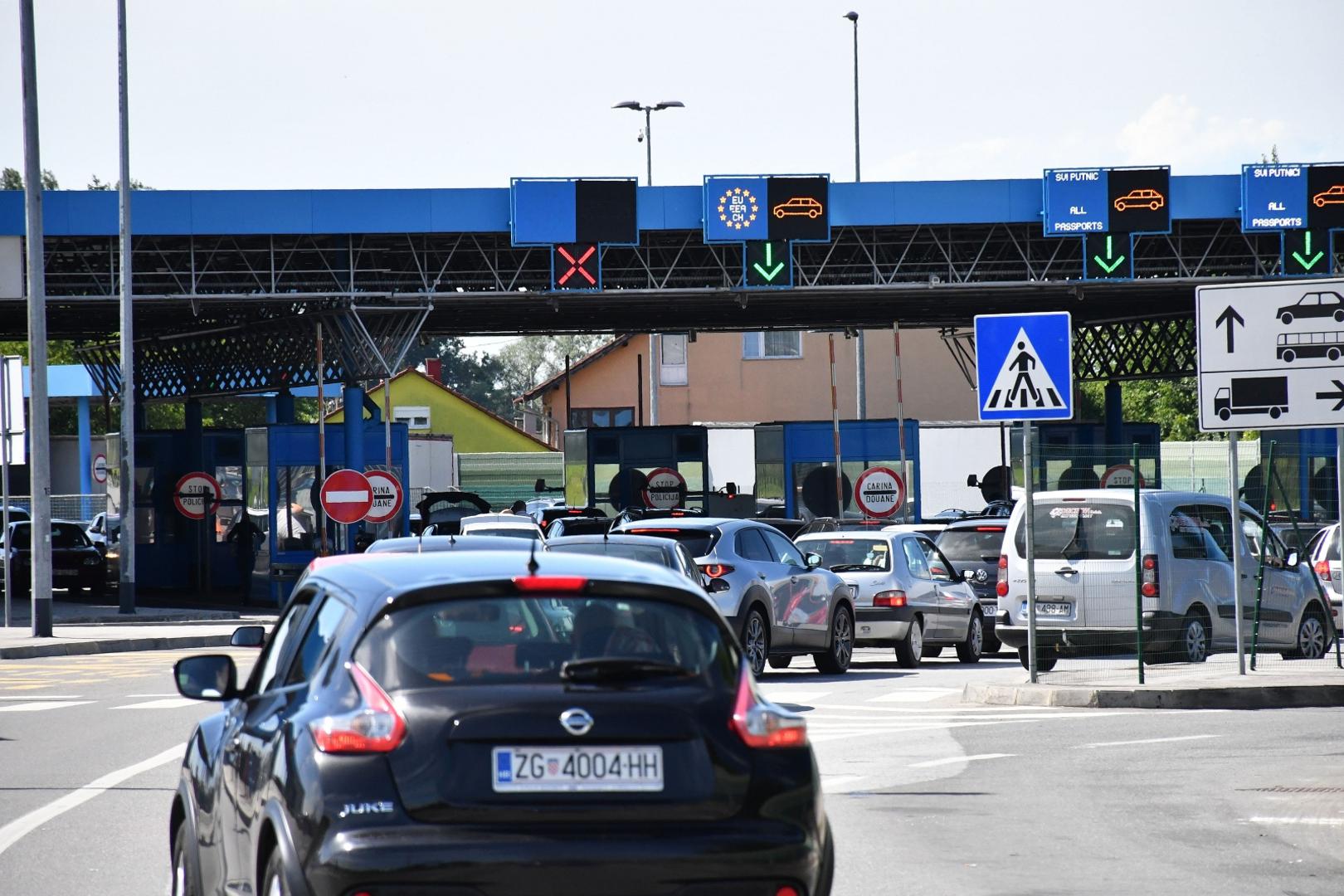 11.06.2020. Slavonski Brod - Na granicnom prijelazu s BiH u Slavonskom Brodu zbog pojacanog prometa vozila stvaraju se vece guzve. Vrijeme potrebno za prelazak granice tijekom dana se neprestano mijenja, a cekanja u oba smjera mogu biti i dulja od pola sata.
Photo: Ivica Galovic/PIXSELL