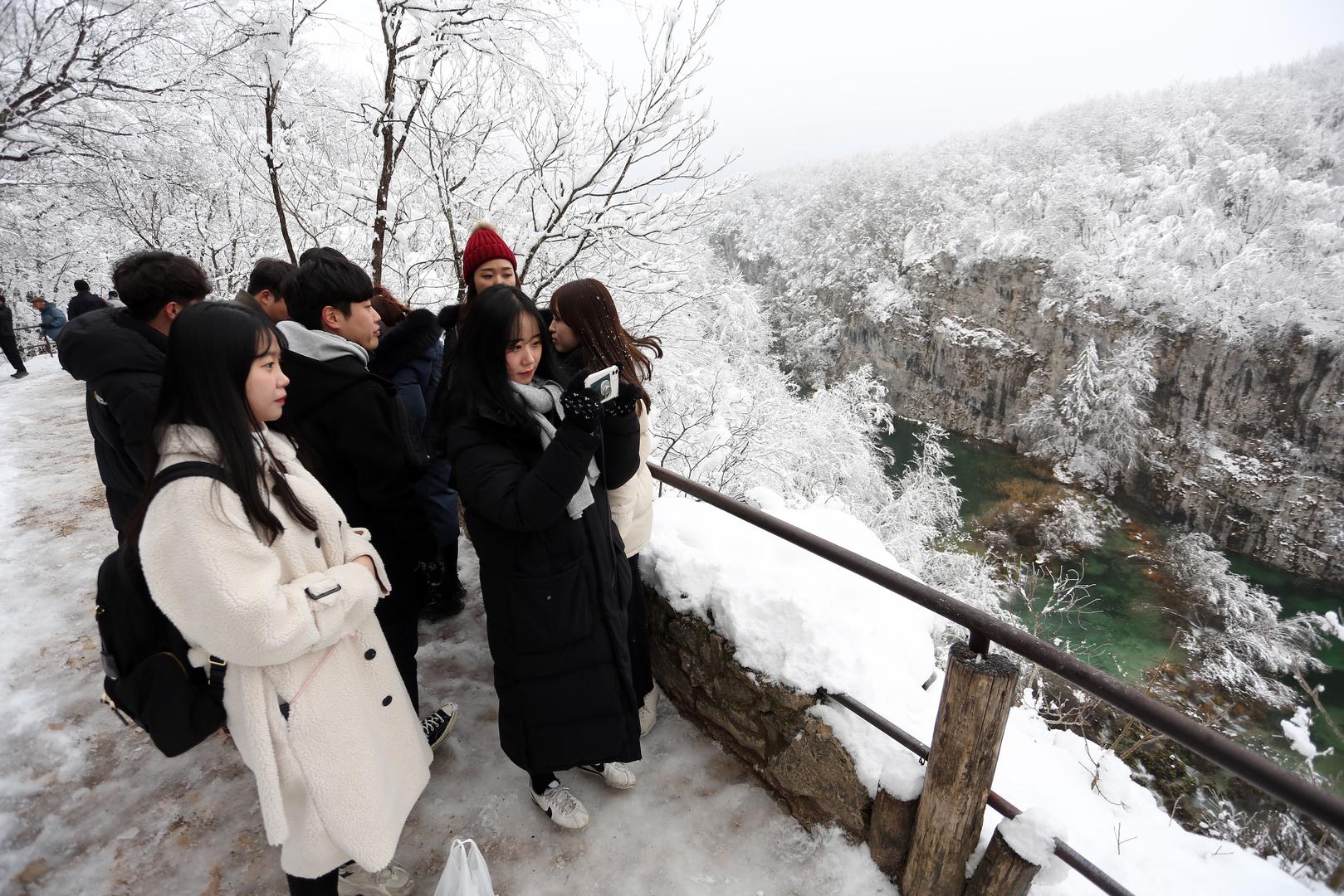 Preko 20 centimetara snježnog prekrivača i temperatura ispod nule nisu omeli brojne turiste u razgledavanju nacionalnog parka.