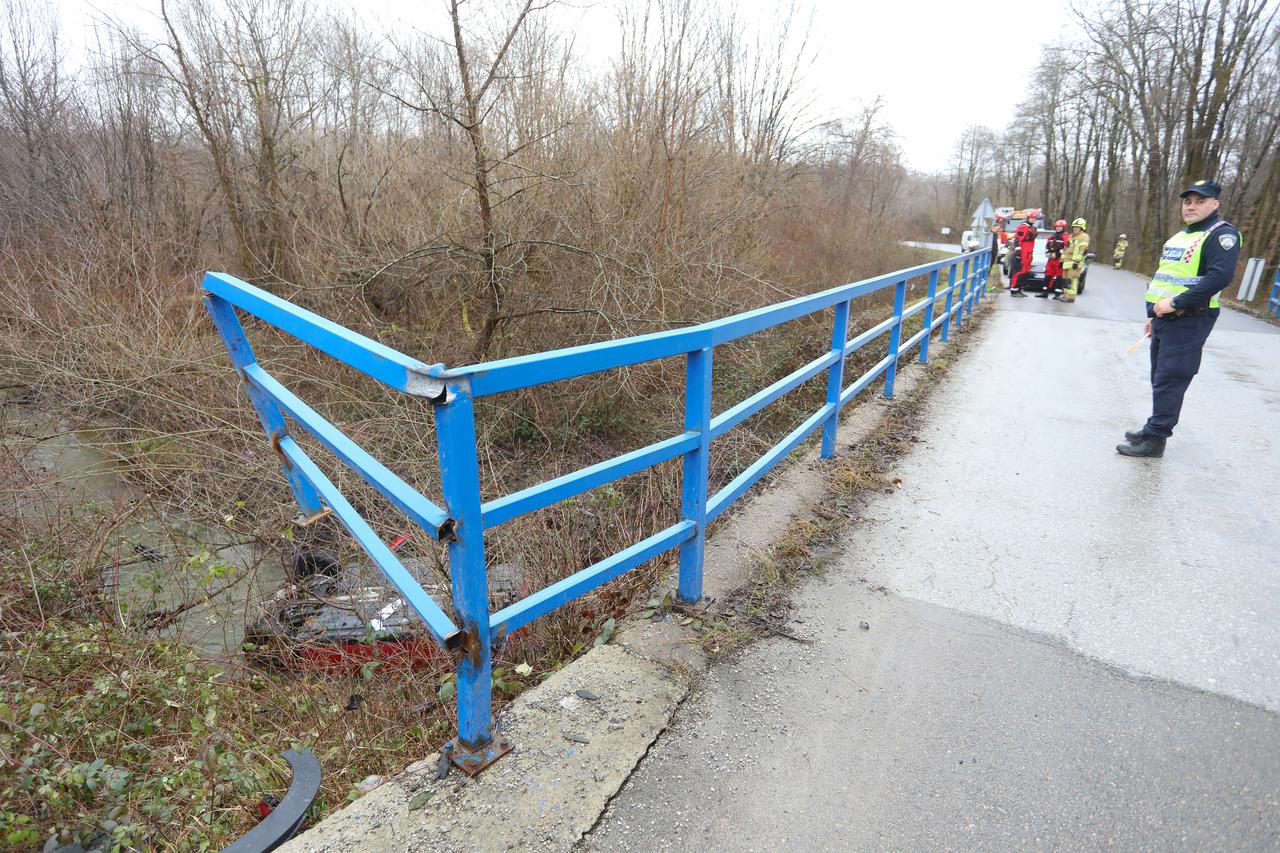 Karlovac: U slijetanju automobila smrtno stradala jedna osoba