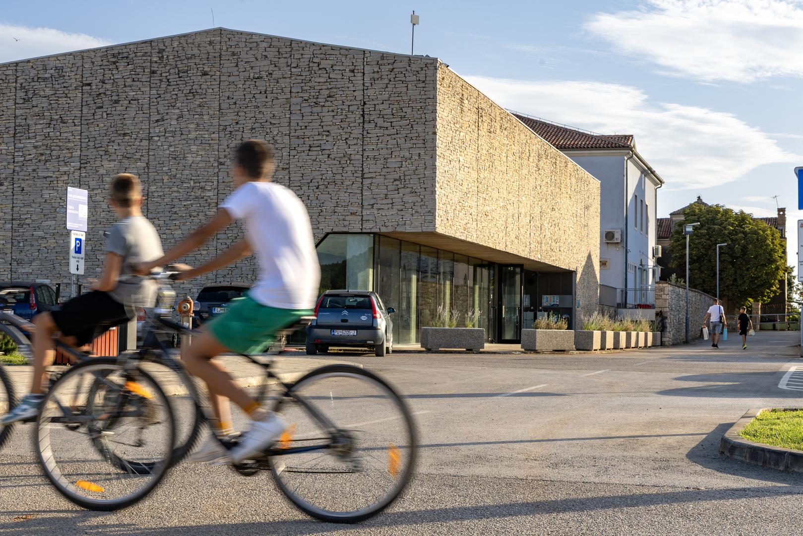 Poslije dolaska u Bale parkiranje smo, kao i u drugim
gradovima, platili Aircash aplikacijom, bez dodatnih naknada.
Zaboravite parking-aparate i traženje kovanica, to je stvar
prošlosti. Aplikacija vas automatski može locirati, a vi trebate
odabrati trajanje parking-karte i platiti. Pritom vas aplikacija i
podsjeća na istek parking-karte, pa imate brigu manje.