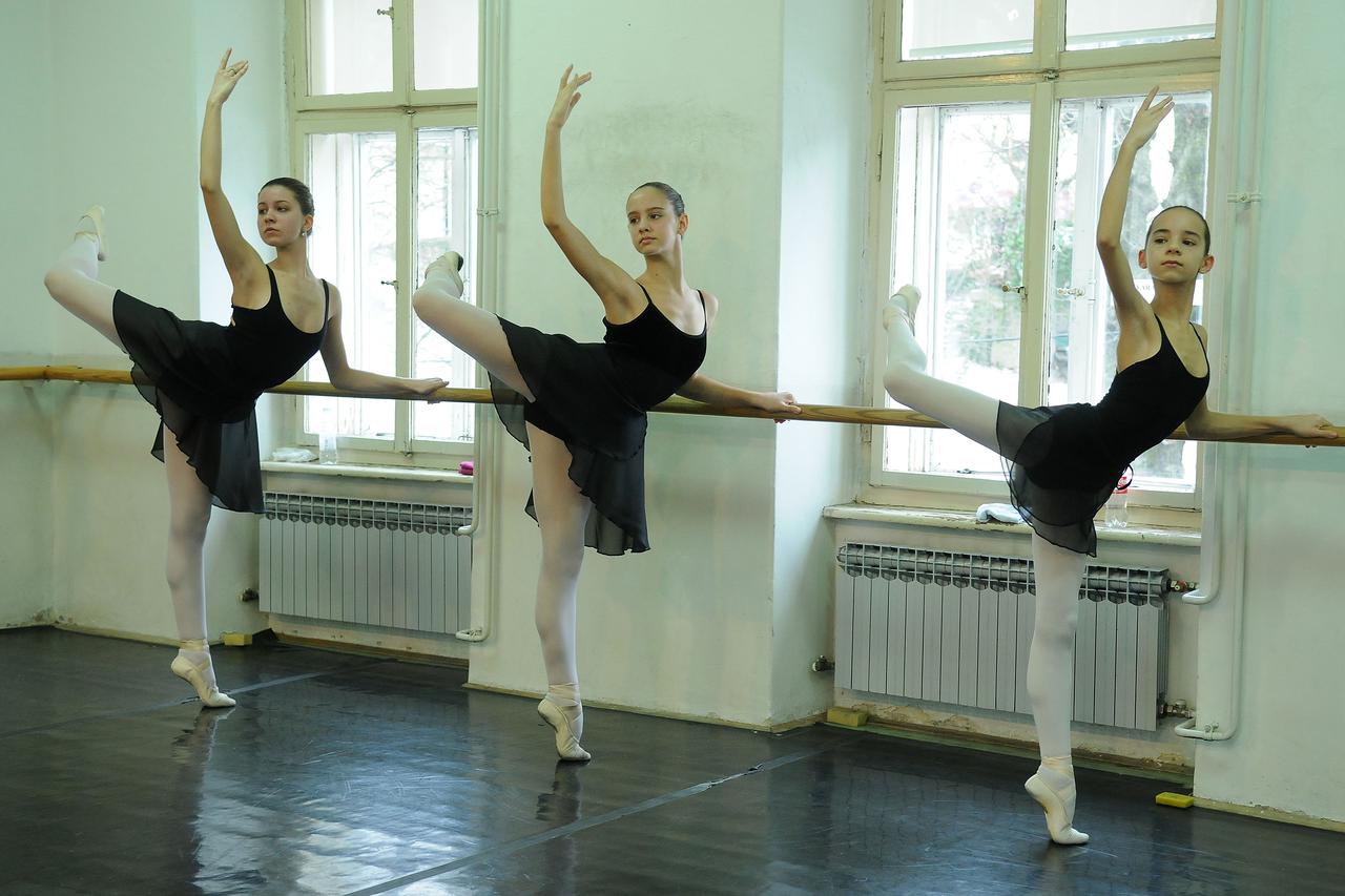 22.01.2010., Zagreb - Ilirski trg 9, srednja skola za balet. Mlade balerine se oblace, razgibavaju i vjezbaju. Marina Sunara, Anja Garasic i Marijana Dominis. Photo: Anto Magzan/PIXSELL