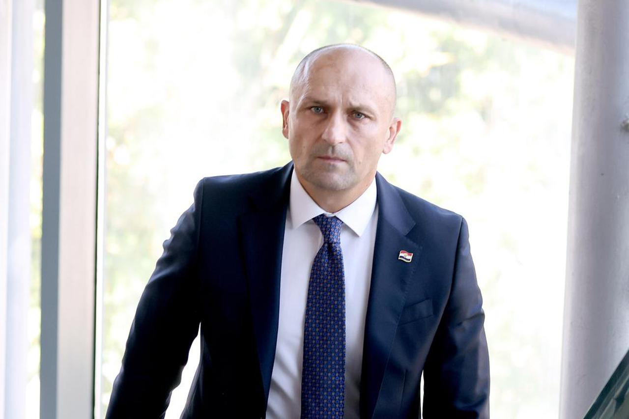 Zagreb: Ministar Ivan Anušić dolazi na sjednicu Vlade