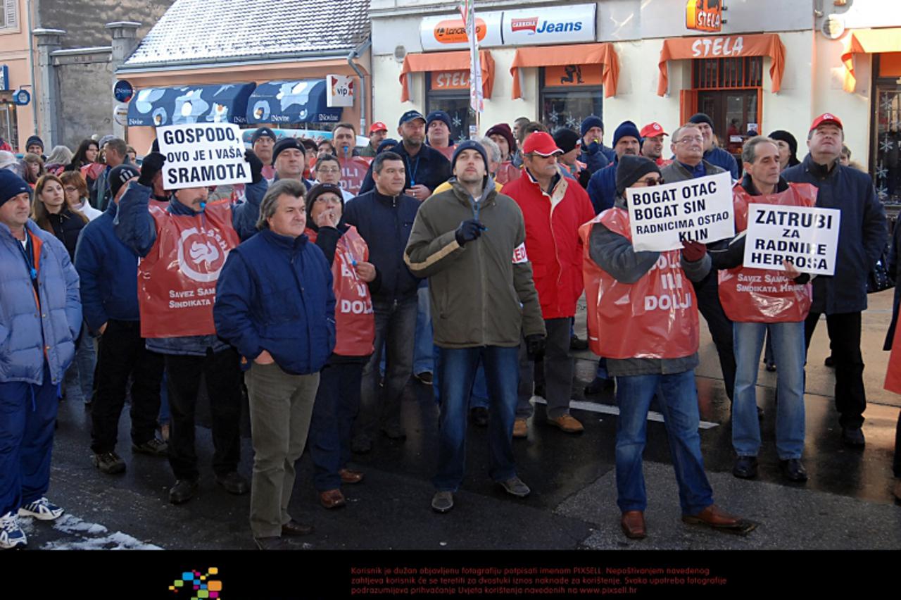 '20.12.2011., Sisak - 160 radnika sisackog Herbosa, nezadovoljni sto tvrtka odlazi u stecaj, odrzalo je prosvjednu setnju Siskom. Krenuli su ispred Herbosa, a u setnji su zastali kod Opcinskog drzavno