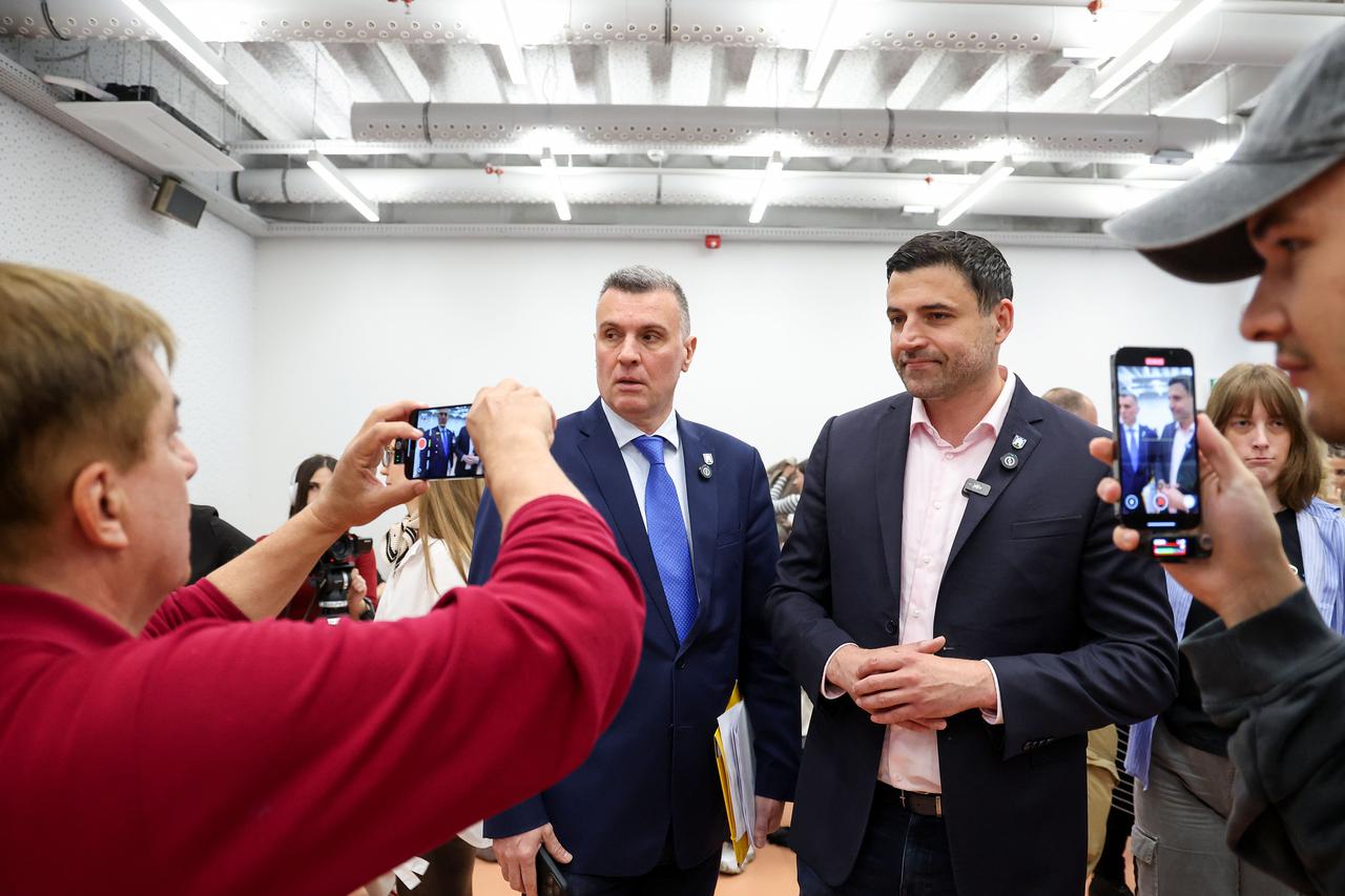 VIDEO Kaos na zagrebačkom fakultetu: Bernardić nepozvan upao na debatu i svađao se s organizatorima