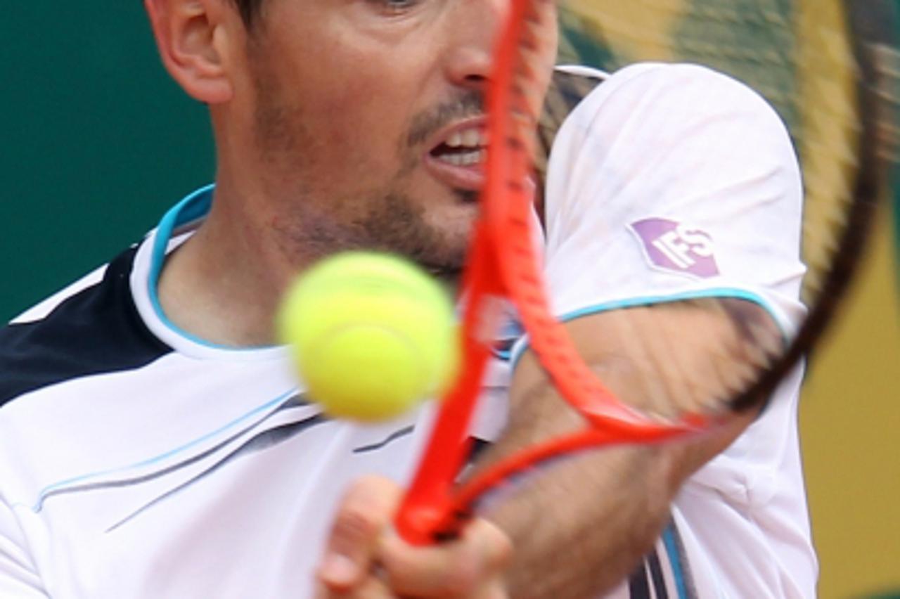 'Croatia\'s Ivan Dodig hits a return to Spain Fernando Verdasco during their Monte-Carlo ATP Masters Series tournament tennis match on April 17, 2012 in Monaco. AFP PHOTO SEBASTIEN NOGIER'