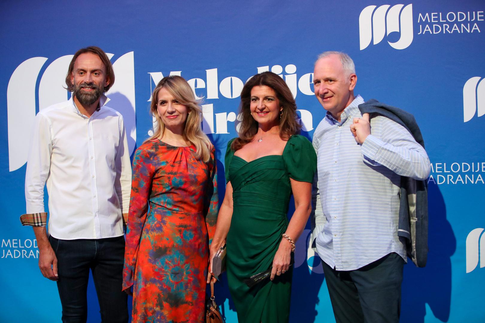 U nedjelju navečer u splitskoj Galeriji Meštrović održana je finalna večer glazbene manifestacije 'Melodije Jadrana'. Publika je tijekom večeri imala priliku čuti 25 novih pjesama, od kojih je bilo čak šest dueta. 