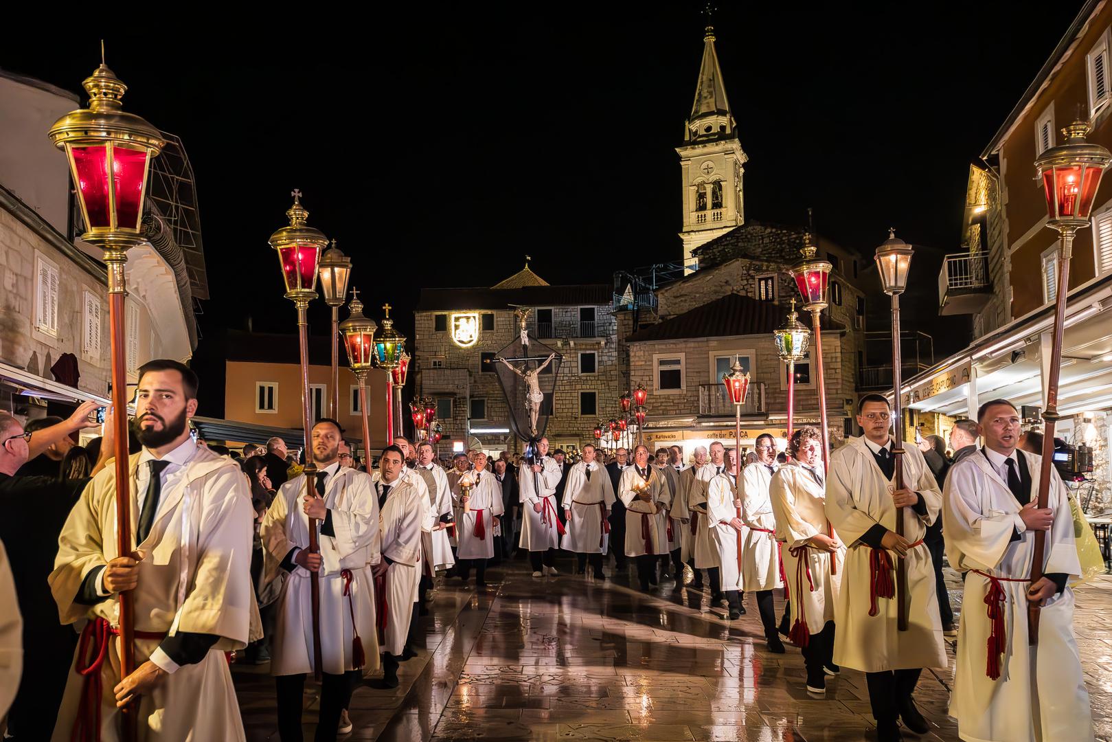 Na Hvaru u Jelsi se tradicionalno održao ispraćaj jelšanskog križa i početak procesije "Za Križen".