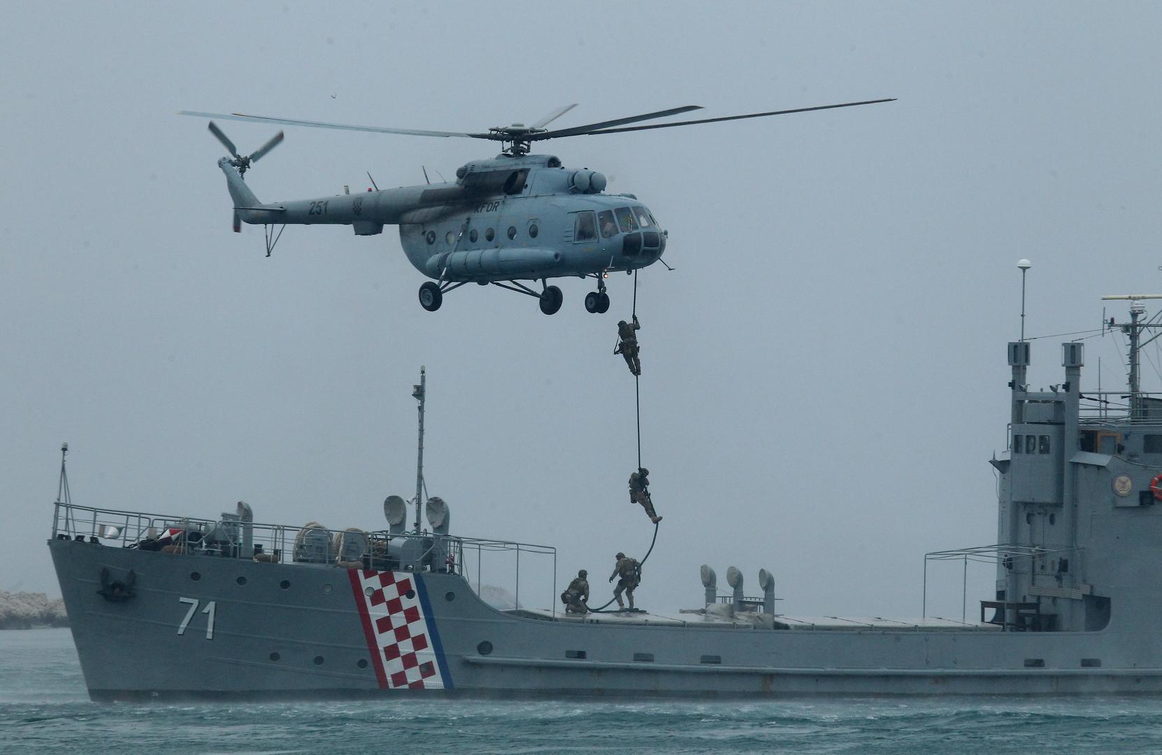 - Ova manifestacija snažan je doprinos razvoju hrvatske obrambene industrije i hrvatskog gospodarstva - rekao je ministar obrane Damir Krstičević na otvorenju izložbe