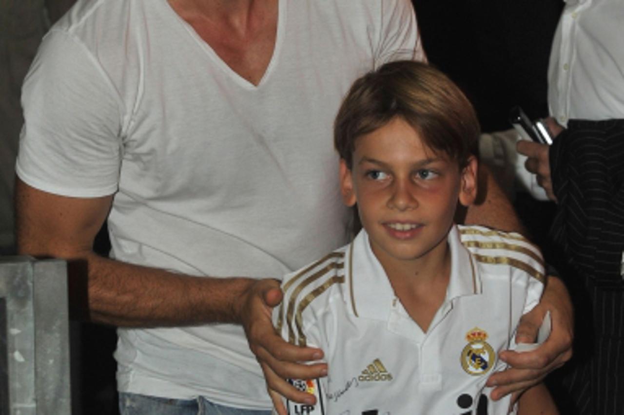 '14.09.2011., stadion u Maksimiru, Zagreb - 1. kolo UEFA Lige prvaka, nogometna utakmica GNK Dinamo - Real Madrid.Tomo Sokota sa sinom u Realovom dresu Photo: Goran Stanzl/PIXSELL'