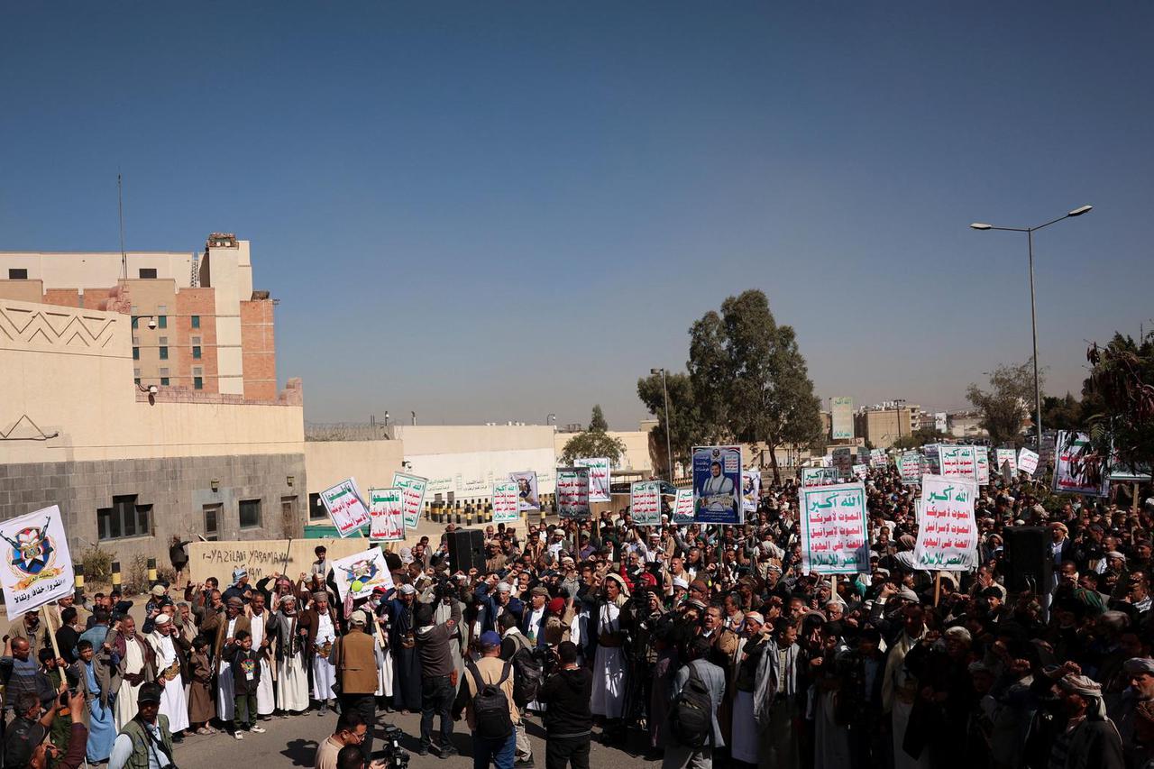 Houthis rally outside U.S. embassy in Sanaa