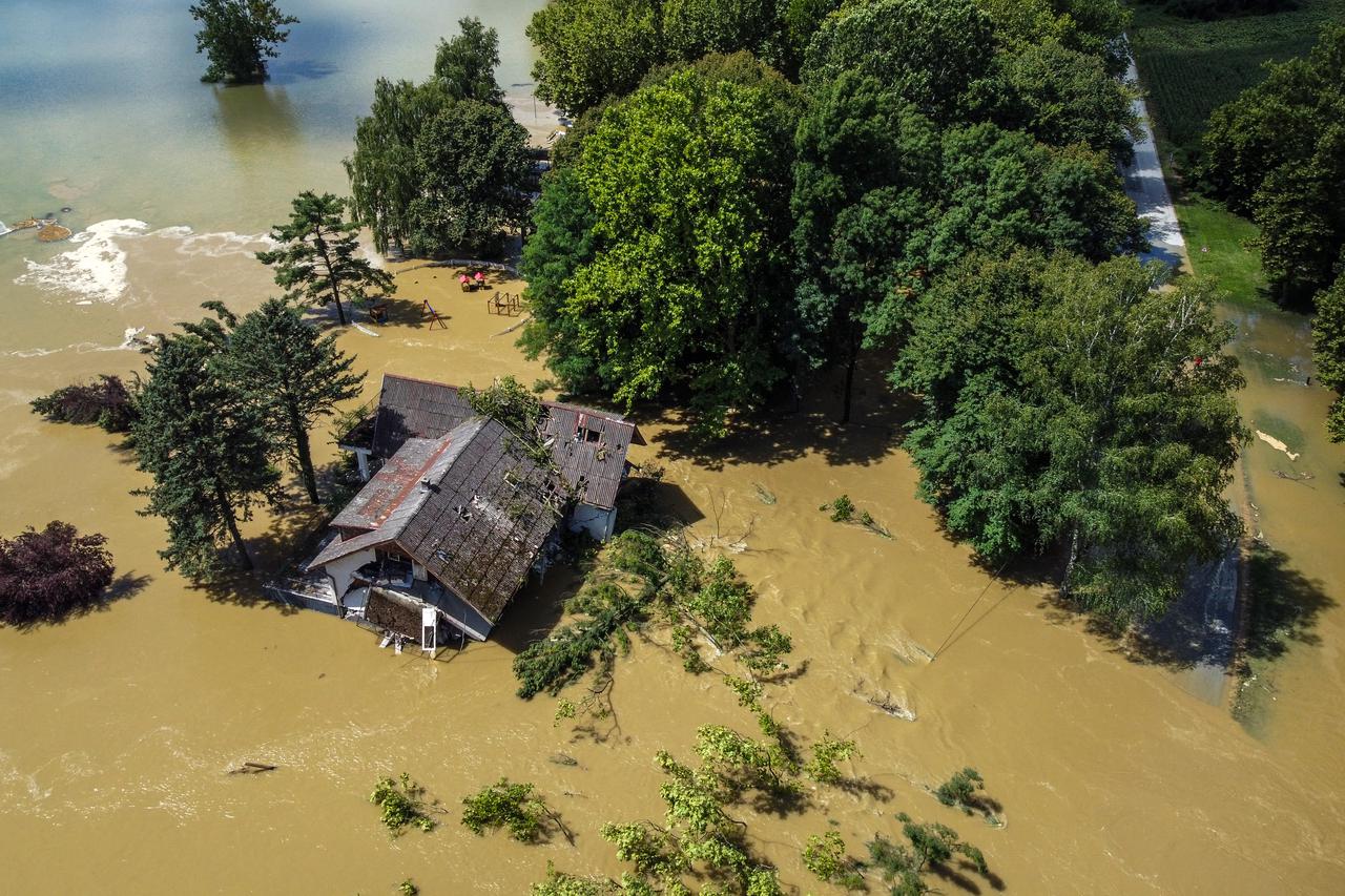 Pogled iz zraka na kuću kod Šoderice koju je odnijela bujica