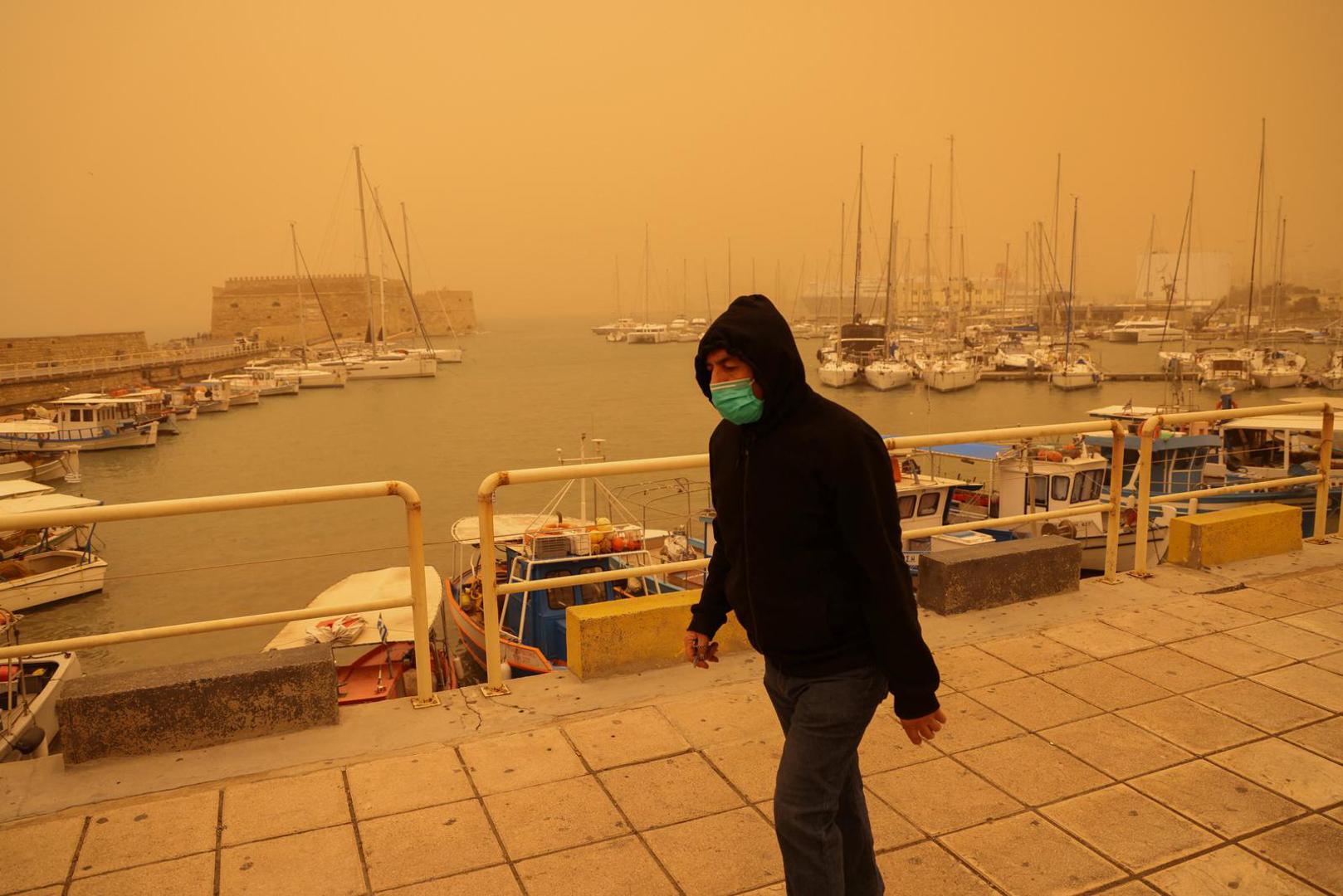 Grčki otok Kreta pogođena je snažnom pješčanom olujom iz Sahare koja je, uz jake vjetrove i čak pojavu tornada, izazvala velike probleme u prometu i svakodnevnom životu.