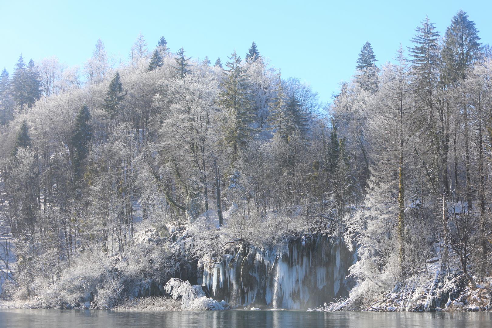 13.01.2024., Plitvicka jezera - Snijeg i debeli minusi zaledili su slapove na Plitvickim jezerima koji mame uzdahe brojnih posjetitelja. Photo: Kristina Stedul Fabac/PIXSELL