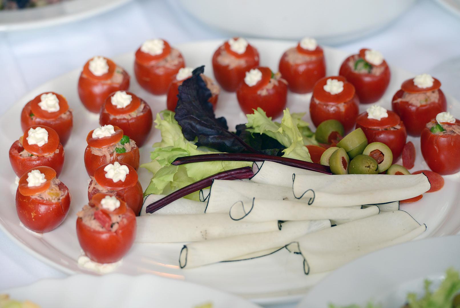 Pametna upotreba oblika - simbolizam oblika može utjecati na percepciju okusa određenih stvari. Naime, zaobljenost se povezuje sa slatkoćom, a uglatost s gorčinom. Tako restoran može učiniti da vam kolač djeluje slađe ako je komad okruglog oblika umjesto uglatog.
