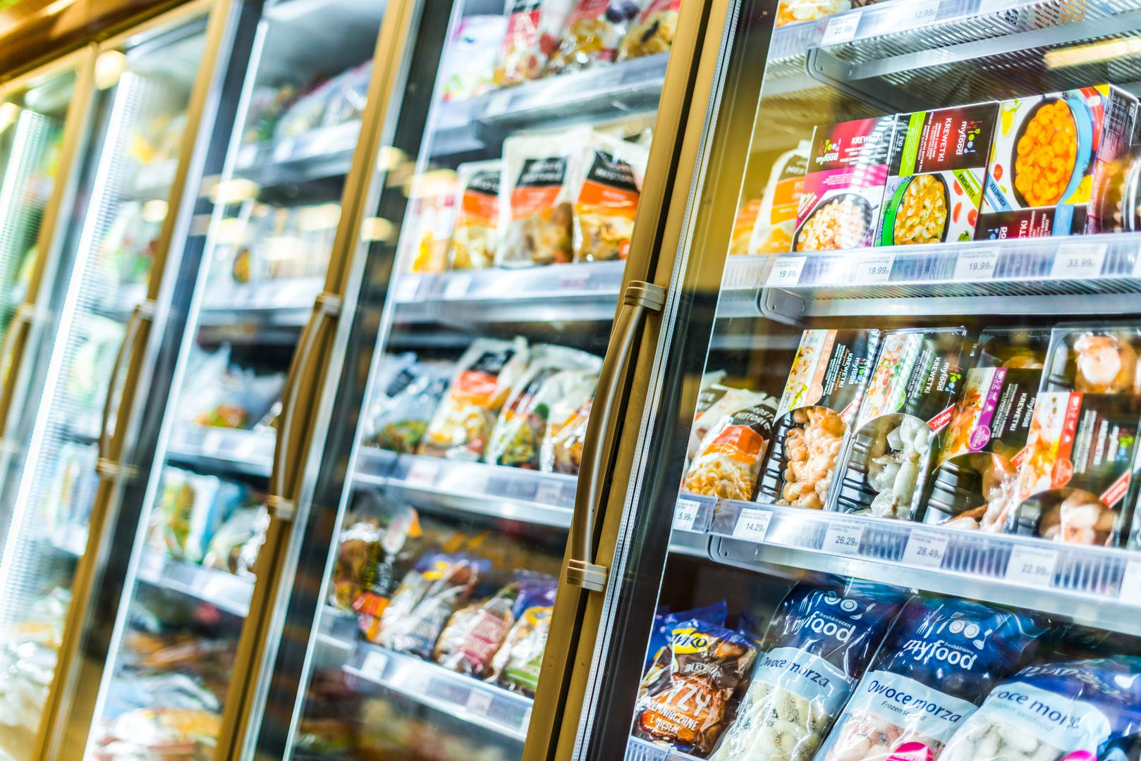 1. Smrznuta hrana: Privlačnost smrznute hrane je neosporna: vrlo je malo potrebno za održavanje i pripremu. Ali, oni je također štetna za put mršavljenja. Bilo da se radi o paketu smrznute pizze, savijače, štrudle ili bilo kojeg takvog proizvoda, smrznuta hrana jedna je od najgorih namirnica za mršavljenje. ‘Ovo ne vrijedi za svaku marku. Ovo je generalizirana izjava. Uđete u trgovinu i bombardirani ste s toliko opcija’, rekla je Rizzo. ‘Ovo ne vrijedni samo neke od najkaloričnijih namirnica tamo, već za mnoge od njih -  njihovi sastojci su apsolutno smeće, tako da neće promicati zdrave tjelesne funkcije’. Ako morate napuniti zamrzivač, napunite se smrznutim bobičastim voćem i povrćem ili potražite netipične zdravije opcije, poput smrznutih hamburgera s povrćem.