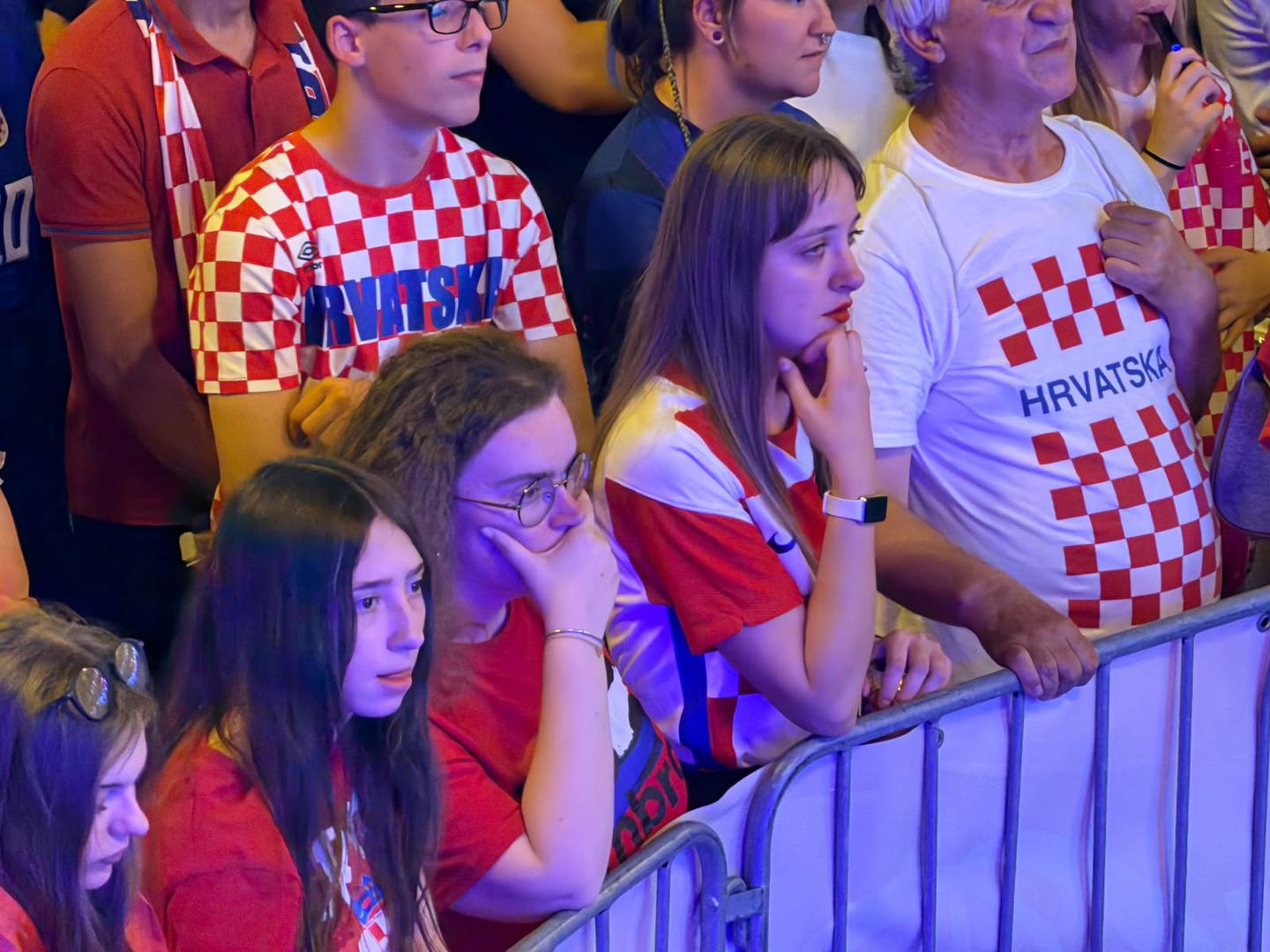 Hrvatska se vratila u 36. minuti golom Martina Baturine nakon lijepe akcije i asistencije Petra Sučića, no Englezi su do odmora ponovno poveli preko Kanea (42’). 