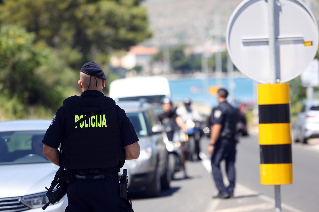 Trogir: Policijske partole blokirale su oba Čiovska mosta, pregledava se svaki automobil