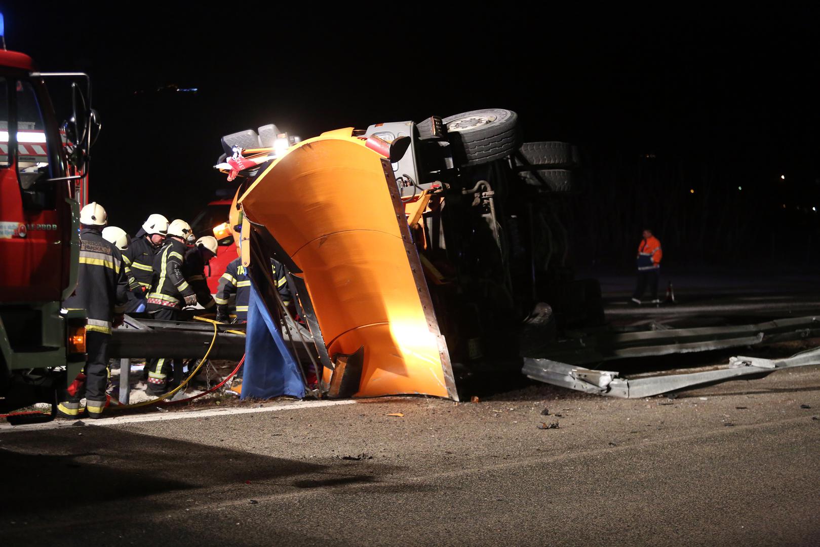 Jedna je osoba preminula, a druga teško ozlijeđena u prometnoj nesreći prevrtanja kamiona ralice Hrvatskih cesta.