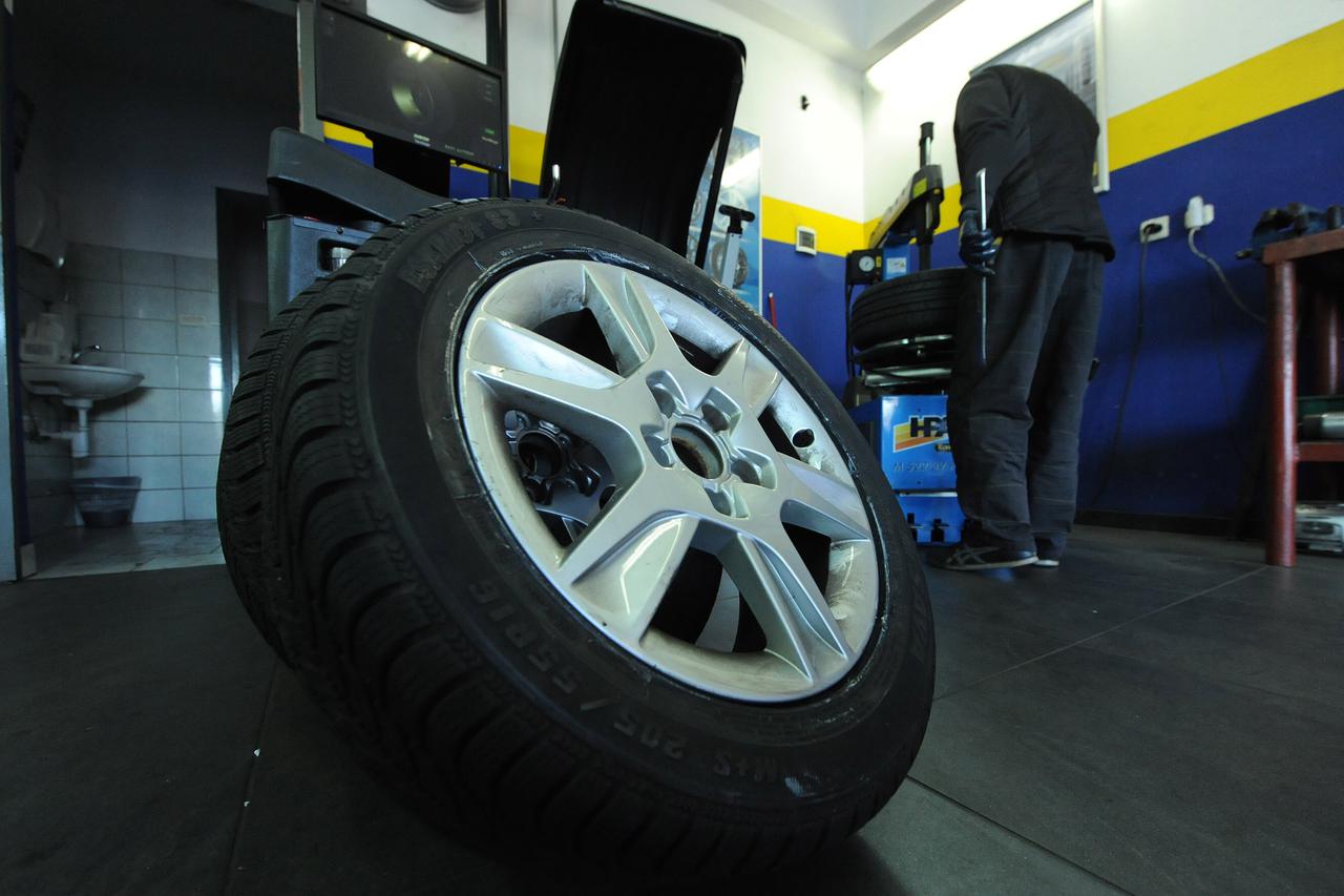 Dolaskom hladnijih dana u Dalmaciji krenula i gužva u vulkanizerskim radnjama