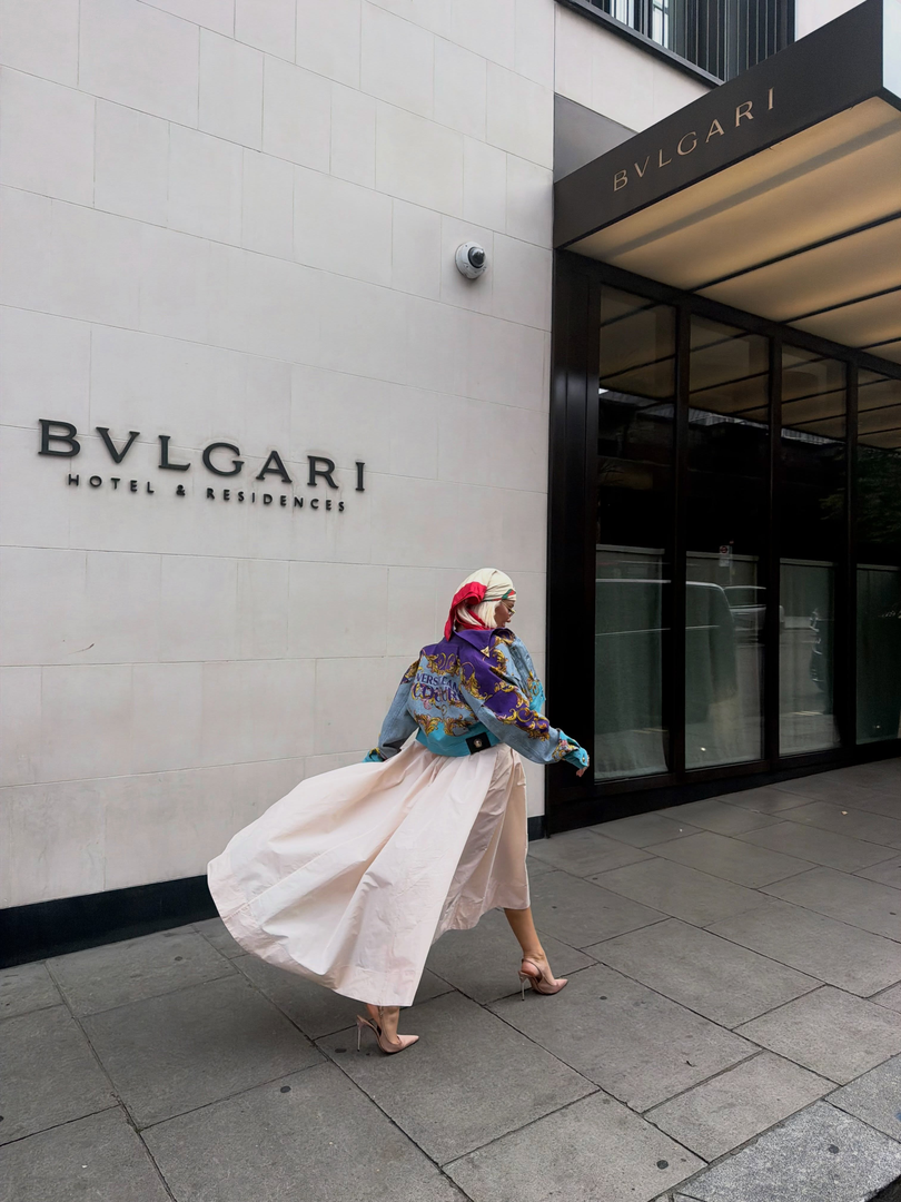 Smještaj je potražila u prestižnom hotelu Bulgari u elitnoj četvrti Knightsbridge, poznatoj po luksuznim trgovinama i blizini znamenitosti. Dnevne šetnje Londonom odradila je u sofisticiranoj bež kombinaciji upotpunjenoj maramom, čime je još jednom potvrdila svoj prepoznatljiv smisao za modu.